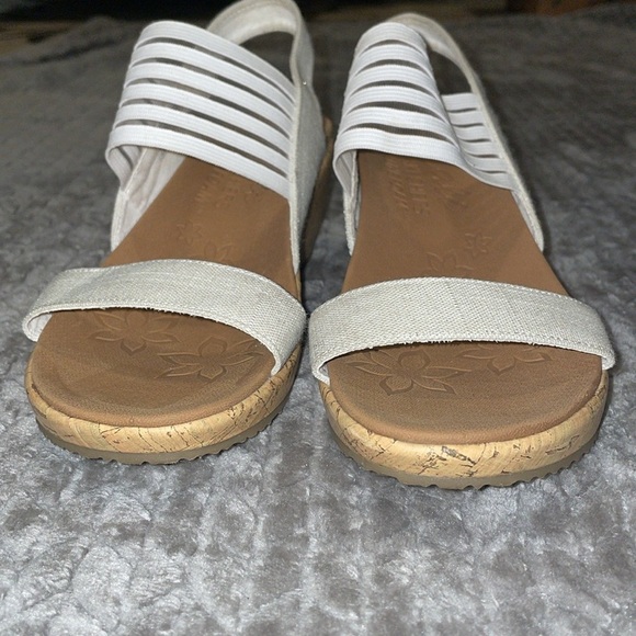 Skechers Luxe Foam Wedge Sandals. Size 7.5. Off White. - Picture 5 of 9